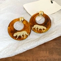 Detailaufnahme der bernsteinfarbenen Harzohrringe mit Goldgeparden und Silbersteckern - Silberstift - Kaffee