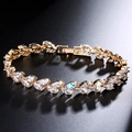 Detalle de una elegante pulsera de espiga con cristales de talla marquesa en oro - Dorado