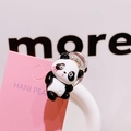Nahaufnahme der süßen Mini-Panda-Haarklammer mit rosa Wangen auf Karte - Doppelseitige springende Panda Haarklammer