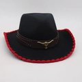Sombrero de vaquero de fieltro negro con borde de ganchillo rojo y emblema de cabeza de toro - Estilo Insignia Cabeza de Toro Dorada / Negro Borde Rojo