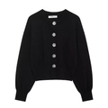 Detail der schwarzen Strickjacke mit dekorativen Silberknöpfen und Rippenstruktur - S / Tops