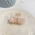 Pince à cheveux nœud en acétate rose avec strass carré aurore sur une assiette - Petite Pince Noeud Avec Strass / Rose