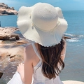 Cappello di paglia bianco con bordo in pizzo ondulato e perle eleganti da spiaggia - Fiocco Ondulato Beige (D-59)