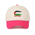 Dettaglio del ricamo PALESTINE su un cappello trucker in cotone bicolore regolabile - Bianco sporco/Rosa rubino