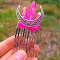 Dettaglio di pettine per capelli luna argento con cristalli rosa grezzi sulla natura - Pettine a 10 Denti / Rosa Rosso