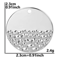Dettaglio del ciondolo tondo martellato in acciaio inox argento da 2,3 cm e 2,4 g di peso - Color Acciaio