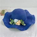 Detalle de sombrero de paja azul marino con ala ondulada y flores para la playa - M(56-58cm) Con Cuerda a Prueba de Viento / Azul marino