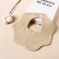 Detail van een bloemvormige 6-laags katoenen hydrofiele slabbetje met drukknoop - Khaki