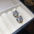 Vue détaillée de boucles d'oreilles trèfle en argent avec zircons étincelants en coffret - Trèfle Avec Zircone Blanche / Argent-Blanc