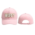 Detalle de gorra rosa de pana con bordado WIFEY de lentejuelas y cierre de hebilla ajustable - Ajustable / Rosa
