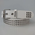 Punk riem van wit leer met drie rijen zilveren piramide klinknagels en metalen gesp - 3.5*105CM / Zilveren Piramide Witte Riem