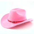 Detail eines rosa Wildleder-Cowboyhuts mit rotem Lederband und goldener Schnalle - M (56-58cm) / Magenta