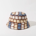 Primer plano detallado de la textura de lana de cordero a cuadros azul y beige del gorro - M (56-58cm) / Azul