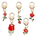 Set de 5 colgantes de rosa roja con cierres de mosquetón de corazón dorados - Rosa Esmalte Flor Corazón Cierre Langosta (ER723)