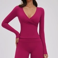 Dames yoga set met lange mouwen V-hals top en nauwsluitende legging in magenta - S / Frambozenrood