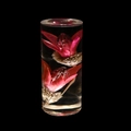 Gros plan de fleurs rouges éternelles dans une veilleuse en acrylique avec liquide clair - Lis (Avec Base) / Gradation Multicolore/Interrupteur Tactile/Chargement USB