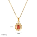 Makroansicht der 18K vergoldeten Sonnenblumen-Halskette mit Rubin und Maßen - Sonnenblumen Halo-Stil (TN3265)