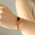 Grosso bracciale a catena cubana dorata con una grande pietra nera rettangolare sfaccettata - Bracciale Oro Pietra di Vetro Nera / 15+5cm