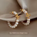 Orecchini a cerchio C in perle placcati oro con ciondoli a fiori, altezza 3,6 cm - Perno in Argento-Oro-Bianco