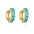 Dettaglio di orecchini a cerchio placcati oro 18K con cinque zirconi blu a taglio quadrato - Azzurro