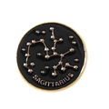 Broche ronde zodiaque Sagittaire dorée avec laque noire et constellations d'étoiles - Sagittaire (XZ6182)