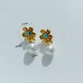 Pendientes de flores doradas con piedra azul y perlas blancas, joyería de 30mm - Estilo Perla de Flor Azul (D2962)