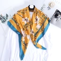 Elegante sciarpa in seta gialla con stampa floreale di magnolia su camicia e gruccia - Giallo