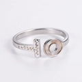 Verstellbarer Silberring mit funkelnden Diamanten und Schalen-T-Motiv-Design - US 6 / Stahlfarbe
