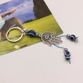 Detailansicht von Hamsa-Hand-Schlüsselanhänger mit blauen Perlen und silbernen Mustern - Hamsa Hand 1