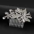 Dettaglio ravvicinato di un pettine per capelli da sposa in argento con strass e foglie - Stile 2