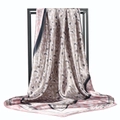Elegante foulard in seta con stampa leopardata beige e rosa su supporto in metallo nero - 90x90cm / Leopardo Grigio Rosa