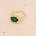 Detail eines goldenen verstellbaren Rings mit grünem Zirkonia und Halo-Effekt - Einstellbar Offen / Runder Smaragd-Stil (2#)