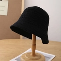 Primer plano del gorro de punto negro que muestra la textura gruesa y el diseño de invierno - Ajustable / Negro