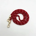 Détail de la bandoulière tressée rouge et rose avec mousquetons en métal doré - 35cm / Rouge et Blanc
