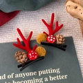 Detail von Weihnachts-Geweih-Haarspangen mit Pinienzapfen und weichen Pilz-Ornamenten - Zapfen Pilz Geweih (24222J)