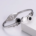 Detalle del brazalete plateado con números romanos, nácar e incrustaciones de circón - Pulsera de Concha Blanca y Negra / Color Acero