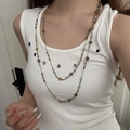 Collier long vintage double couche avec perles fleurs bohèmes porté par un mannequin - Fleur à Double Couche / Bronze Antique