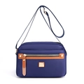Dunkelblaue Umhängetasche aus Nylon mit orangefarbenem Lederbesatz und Goldbeschlägen - Saphirblau