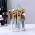 Set posate azzurre effetto marmo con supporto dorato in ambiente di sala da pranzo - Set da 24 Pezzi + Supporto per la Conservazione / Blu Chiaro