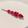 Detailansicht der Haarspange mit rosa Strasssteinen und geometrischen Kristallen auf Gold - Stil B (Dunkelrosa)