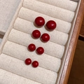 Pendientes de plata S925 con circonitas rojas redondas de varios tamaños sobre terciopelo - Juego de Pendientes de Botón Redondos Rojos de Varios Tamaños (A2770酒红)