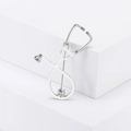 Dettaglio macro di una spilla a forma di stetoscopio argento su sfondo bianco minimale - Base Argento Bianco