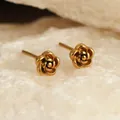 Macro de pendientes de rosa dorada de 0,5 cm sobre fondo de piedra natural elegante - Pendientes de Flor / Dorado