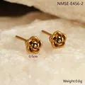Macro de pendientes de rosa dorada de 0,5 cm sobre fondo de piedra natural elegante - Pendientes de Flor / Dorado