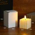 Vista macro de dimensiones de vela LED blanca cálida y caja de embalaje de diseño - Estilo Rectangular de Rayas Verticales / Blanco Crema