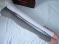 Vue détaillée du collant en velours asymétrique gris et blanc au fini mat opaque - Entrejambe fermé / Gris + Blanc