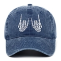 Detail der Vintage-Baseballkappe aus gewaschener Baumwolle mit Totenkopf-Stickerei - Marineblau