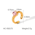 Dettaglio dell'anello in acciaio dorato con zircone rosa e texture martellata - Stile Gemma Quadrata Rosa (HC-R30173)