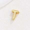 Makroansicht eines goldenen 3D-Buchstaben T Anhängers auf strukturiertem Stein-Hintergrund - T-Stil (5772646001914) / Nur Anhänger / Gold