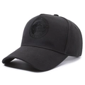 Gorra de béisbol de algodón negro con insignia de águila bordada vista desde un ángulo de 45 grados - Ajustable / Negro